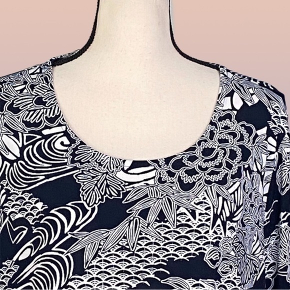 CHICO’S black & white abstract, asymmetrical jersey blouse. Size “3”=XL/16. EUC - Picture 2 of 11